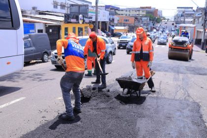Bairro Praça 14 recebe serviços de manutenção asfáltica