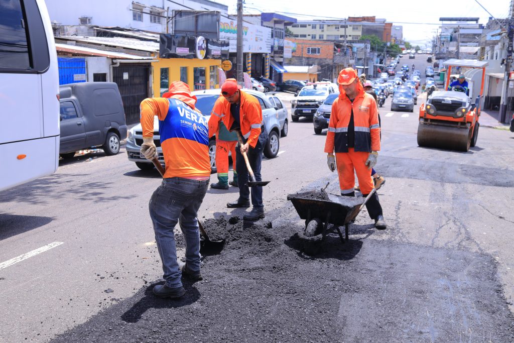 Bairro Praça 14 recebe serviços de manutenção asfáltica