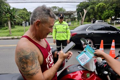 Prefeitura de Manaus orienta condutores sobre novos radares em blitz educativa na avenida Pedro Teixeira