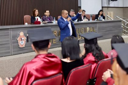Câmara Municipal recebe formandos da turma de Odontologia da Faculdade IAES