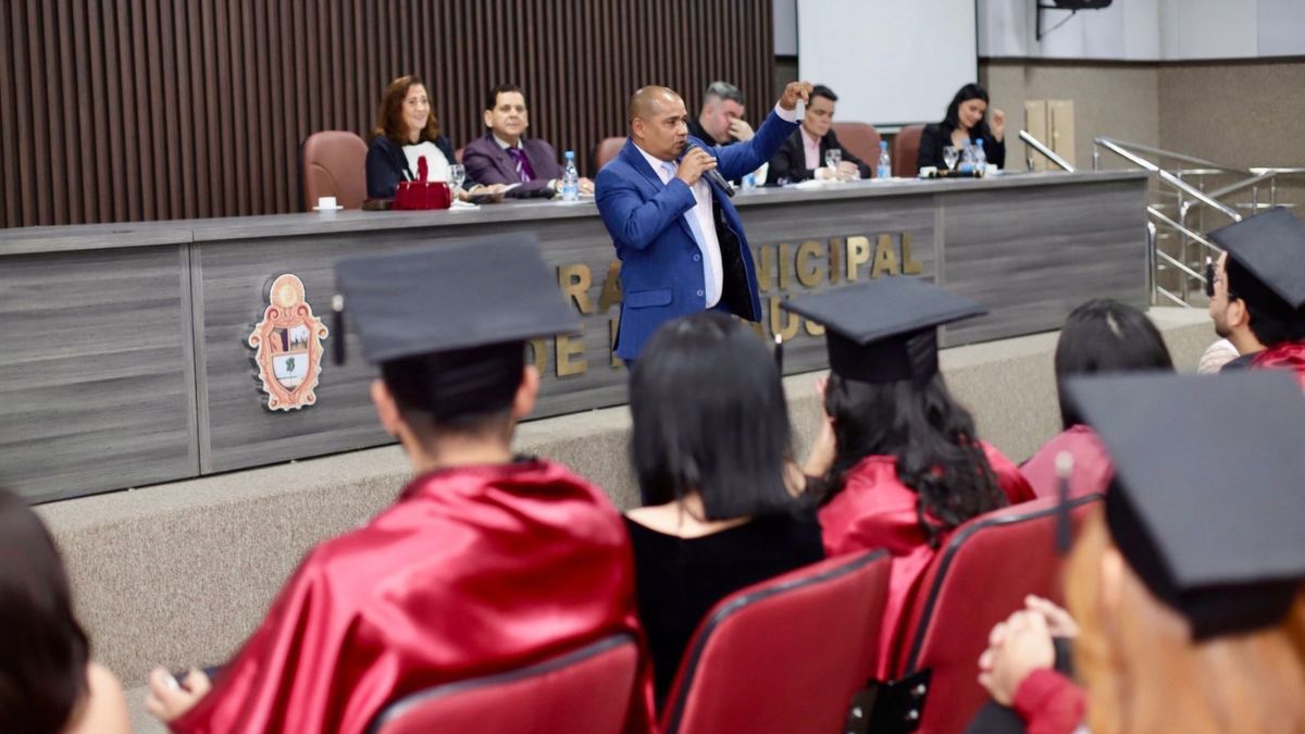 Câmara Municipal recebe formandos da turma de Odontologia da Faculdade IAES