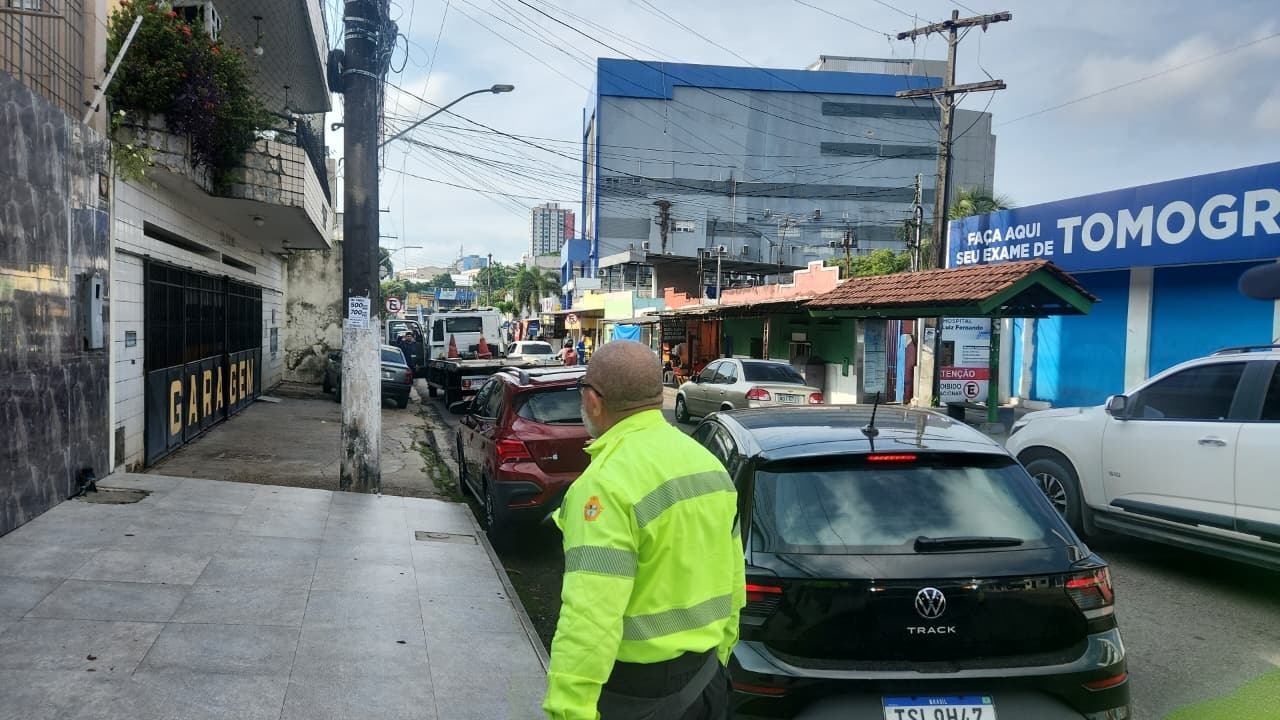 Prefeitura de Manaus realiza duas operações simultâneas para coibir estacionamento irregular e proteger vagas especiais