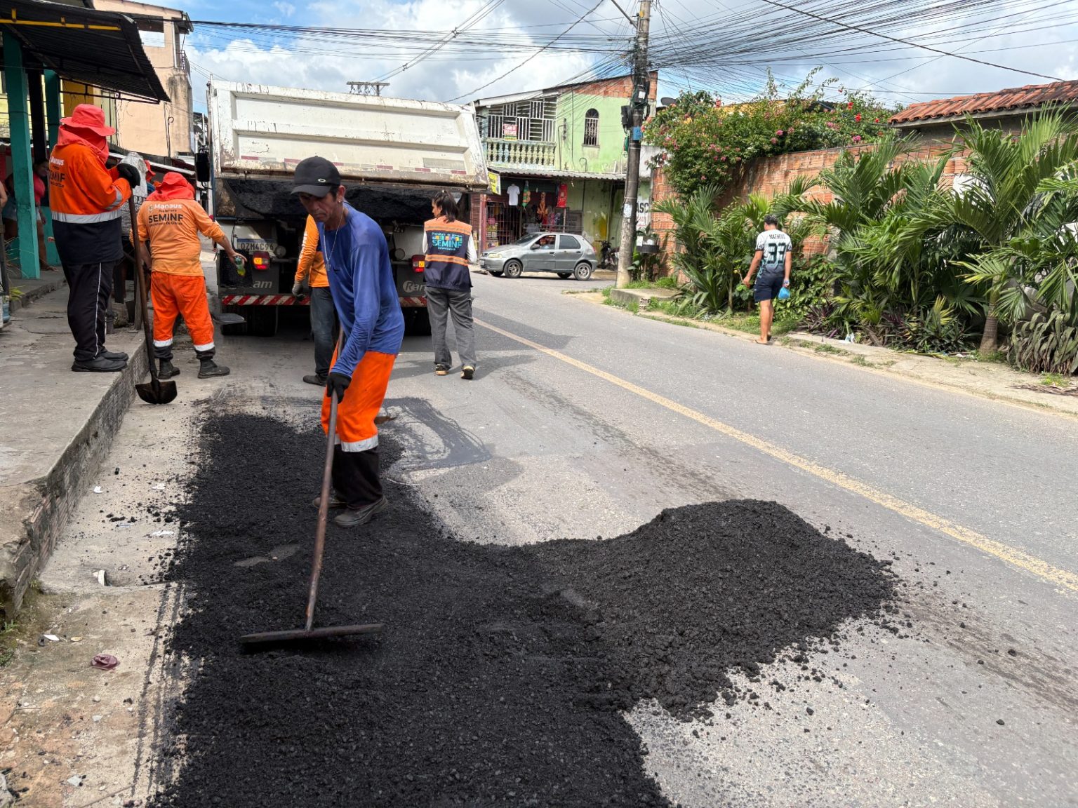 Prefeitura revitaliza importante via do bairro Jorge Teixeira com recuperação asfáltica