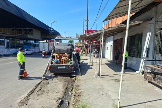 Prefeitura remove veículos abandonados que obstruíam calçada na avenida Noel Nutels