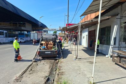 Prefeitura remove veículos abandonados que obstruíam calçada na avenida Noel Nutels