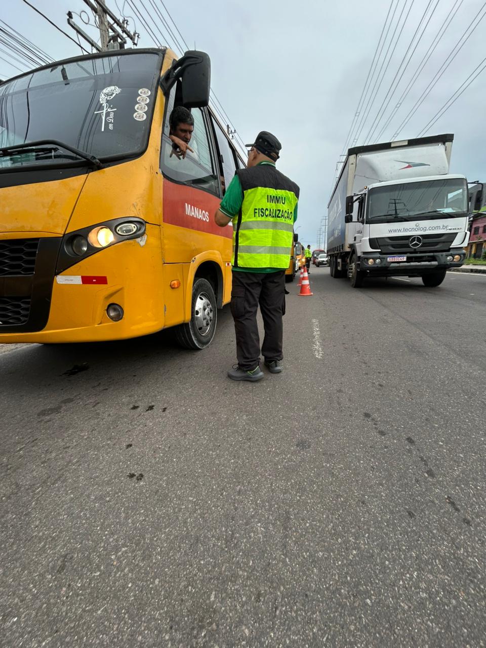 Operação da prefeitura aborda 61 veículos no bairro São José
