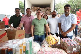 Prefeito David Almeida coordena megaoperação logística na Amazônia para garantir merenda escolar a 48 escolas ribeirinhas