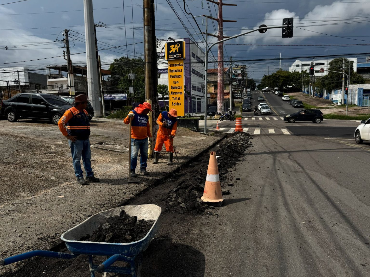 PMM executa obra preventiva de drenagem na avenida Urucará