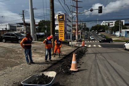 PMM executa obra preventiva de drenagem na avenida Urucará