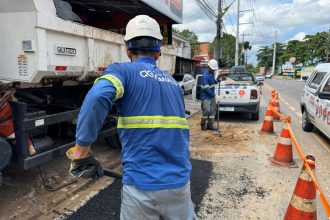 Prefeitura de Manaus fiscaliza serviço de concessionária de água após vazamento no bairro Parque 10 de Novembro