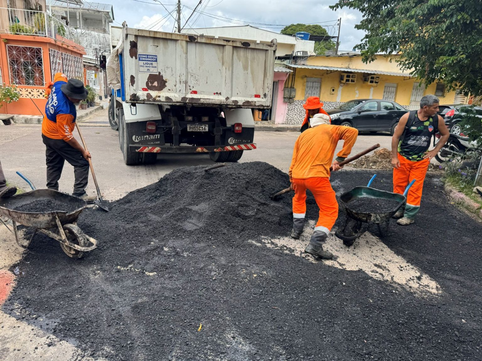 Prefeitura intensifica manutenção asfáltica no bairro Raiz