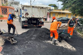 Prefeitura intensifica manutenção asfáltica no bairro Raiz