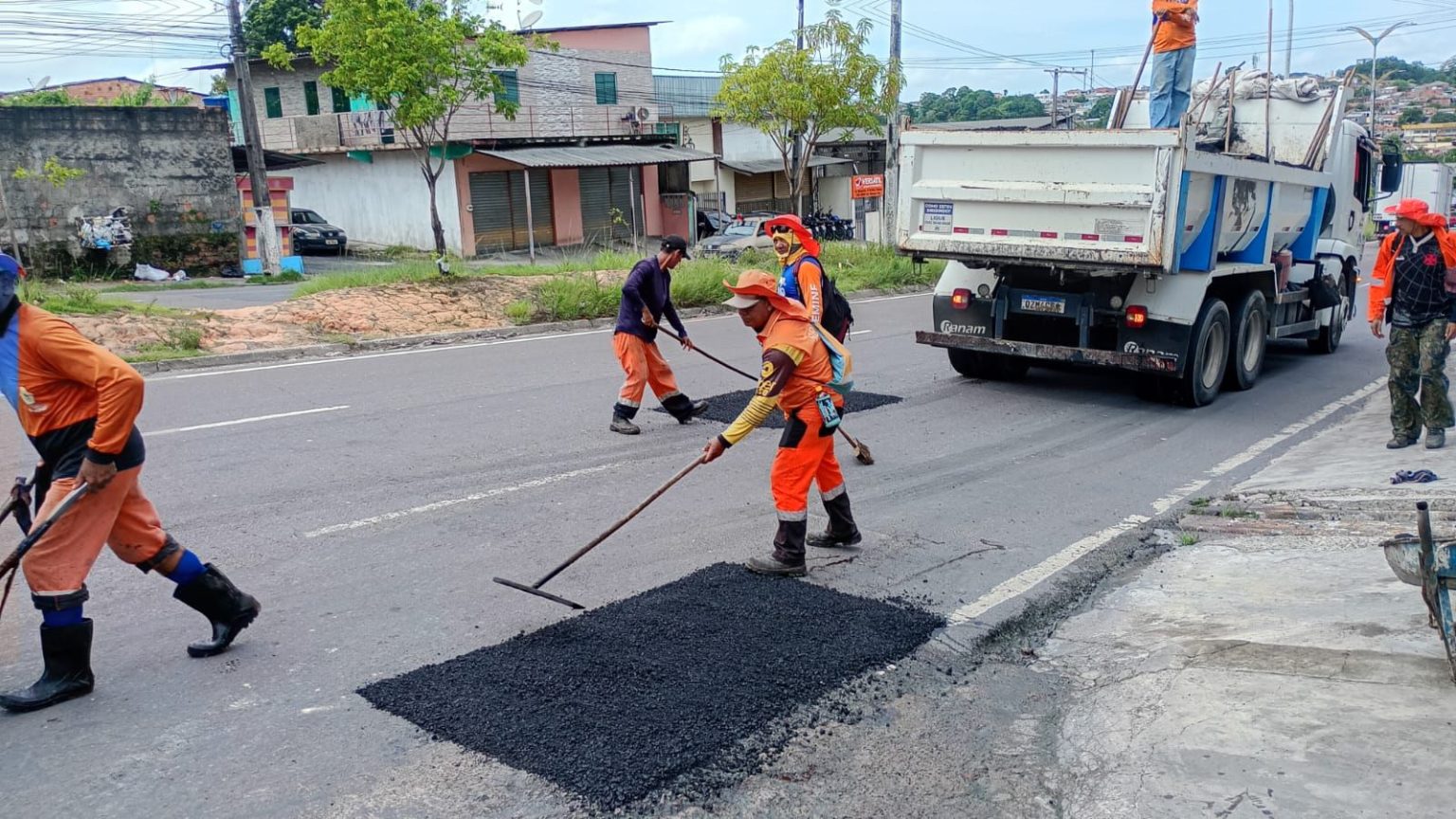 Prefeitura realiza manutenção asfáltica na avenida Margarita