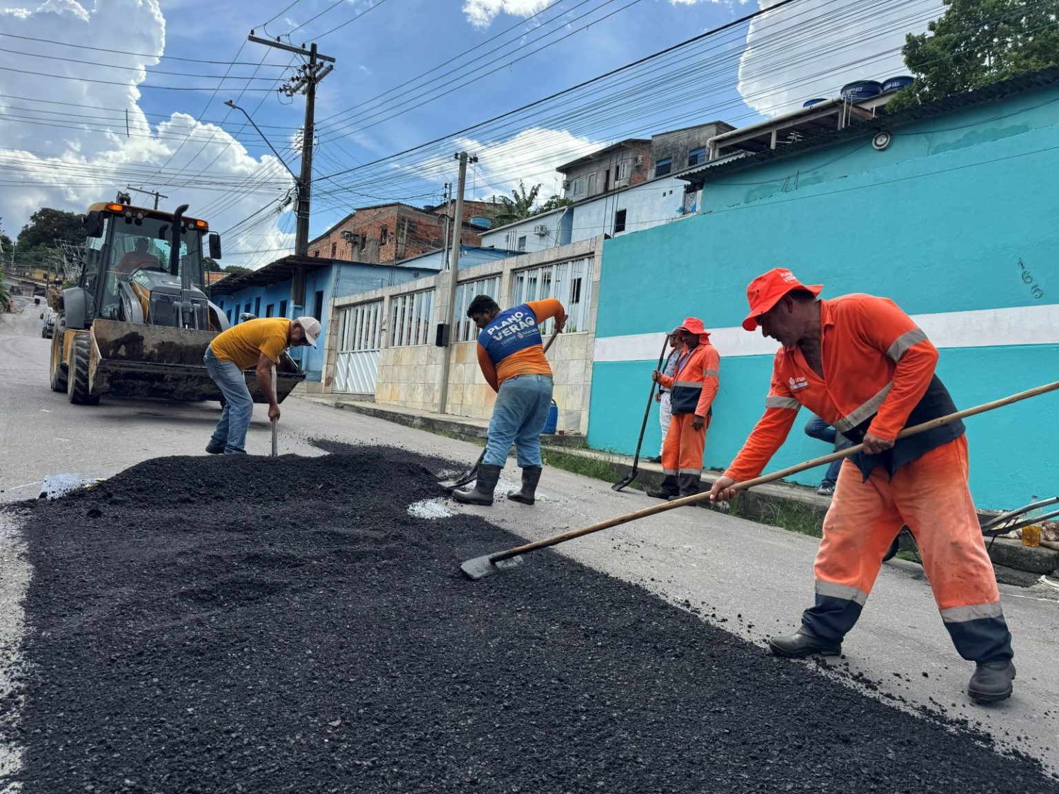 Prefeitura de Manaus realiza obras simultâneas de recuperação asfáltica no bairro Gilberto Mestrinho