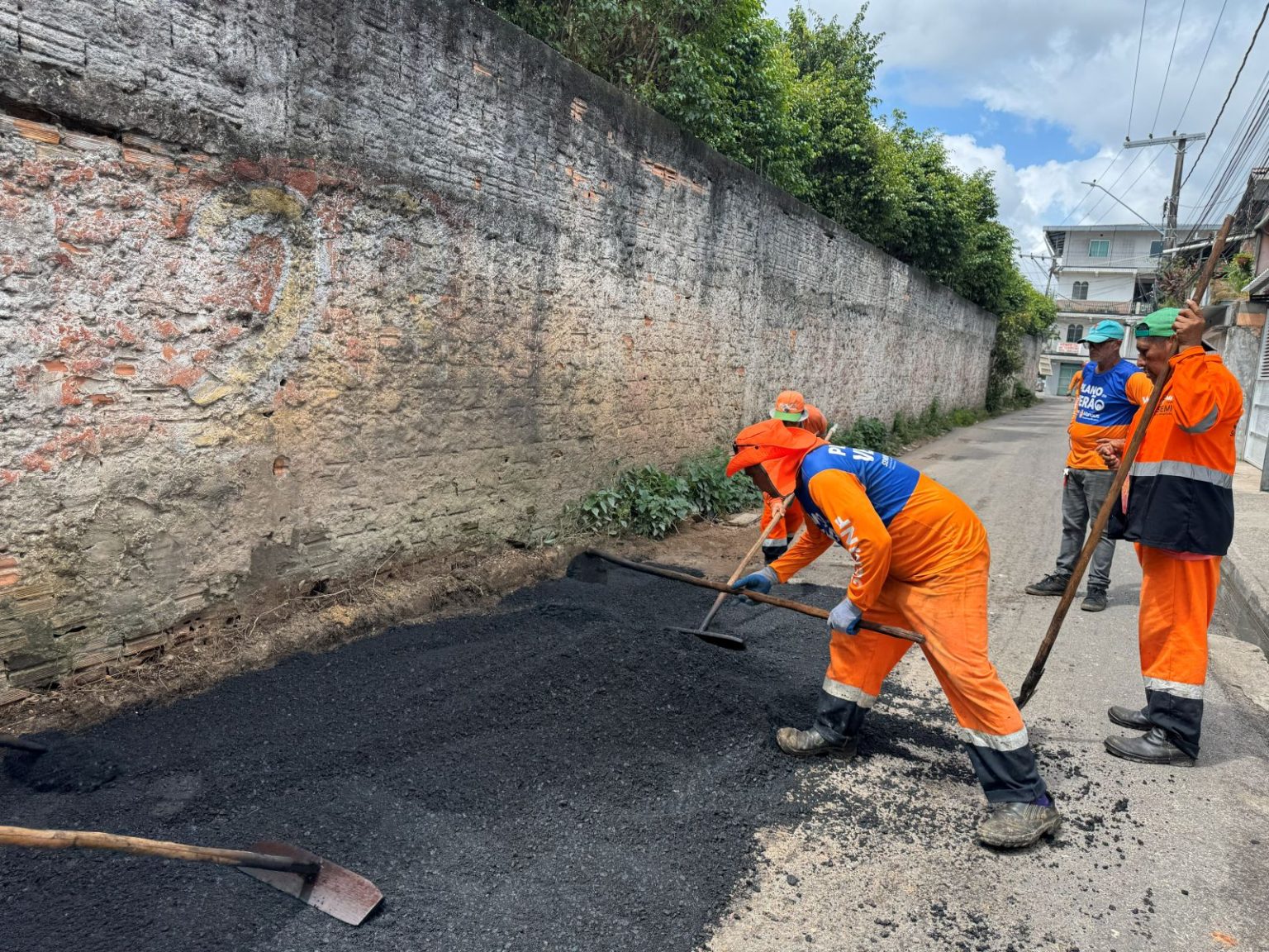 Prefeitura intensifica serviços de manutenção asfáltica no bairro Petrópolis