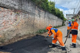 Prefeitura intensifica serviços de manutenção asfáltica no bairro Petrópolis