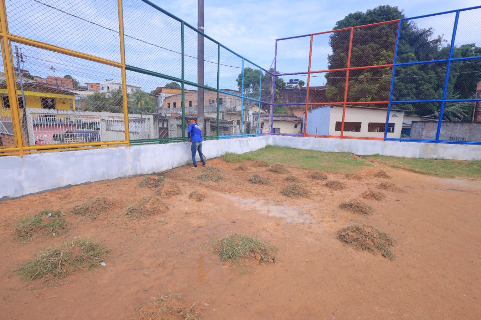 Prefeitura trabalha na reforma do campo do Buracão no Alvorada