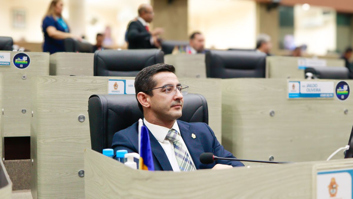 Saimon Bessa protocola requerimento e pede a recuperação da Rua dos Granitos, na zona Norte de Manaus