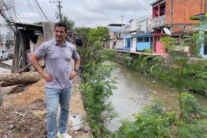 Saimon Bessa realiza vistoria em área com igarapé que transborda no bairro São José, em Manaus
