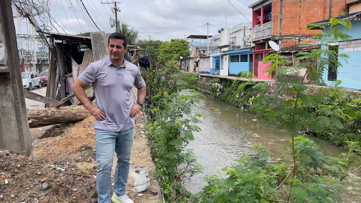 Saimon Bessa realiza vistoria em área com igarapé que transborda no bairro São José, em Manaus