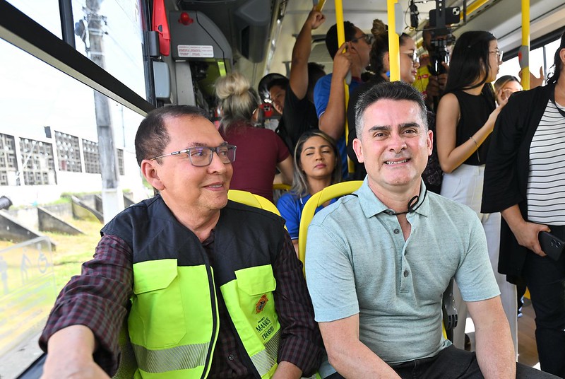 Prefeito entrega 484 ônibus e revoluciona transporte coletivo