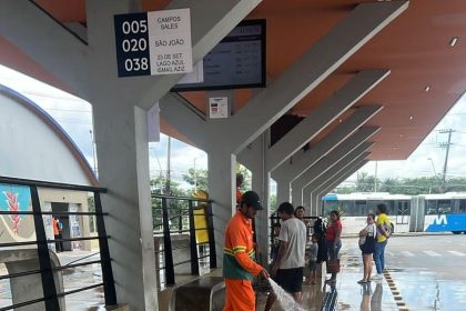 Prefeitura de Manaus realiza limpeza e manutenção no terminal 7