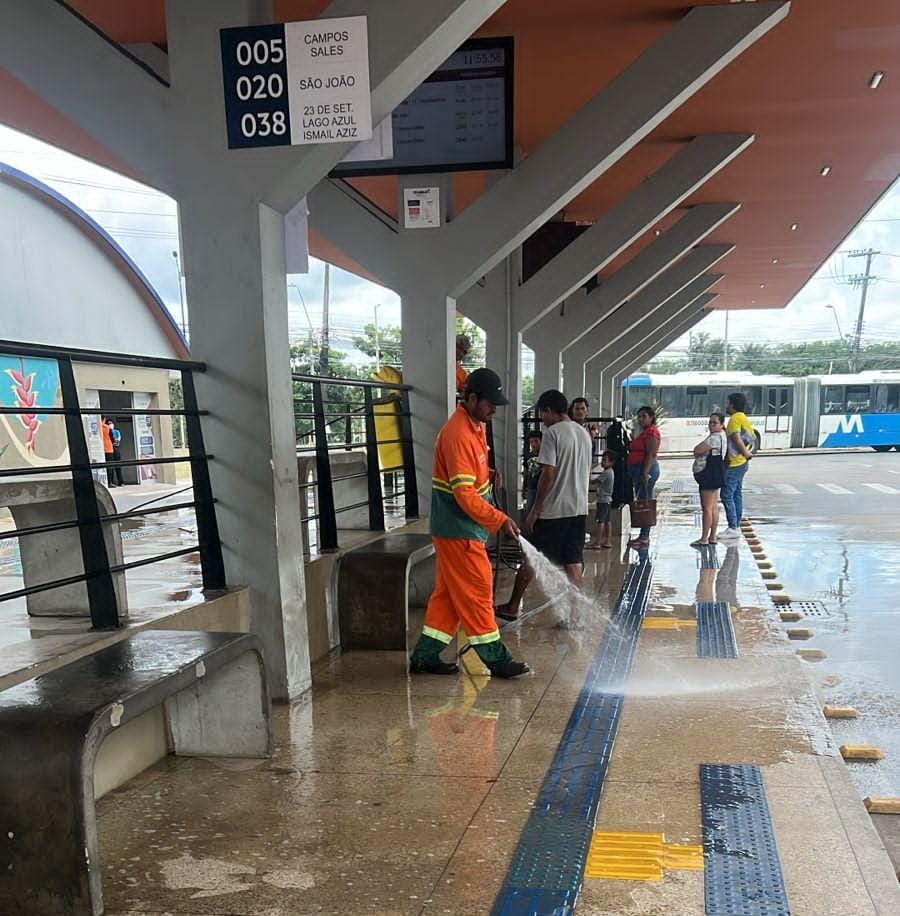 Prefeitura de Manaus realiza limpeza e manutenção no terminal 7