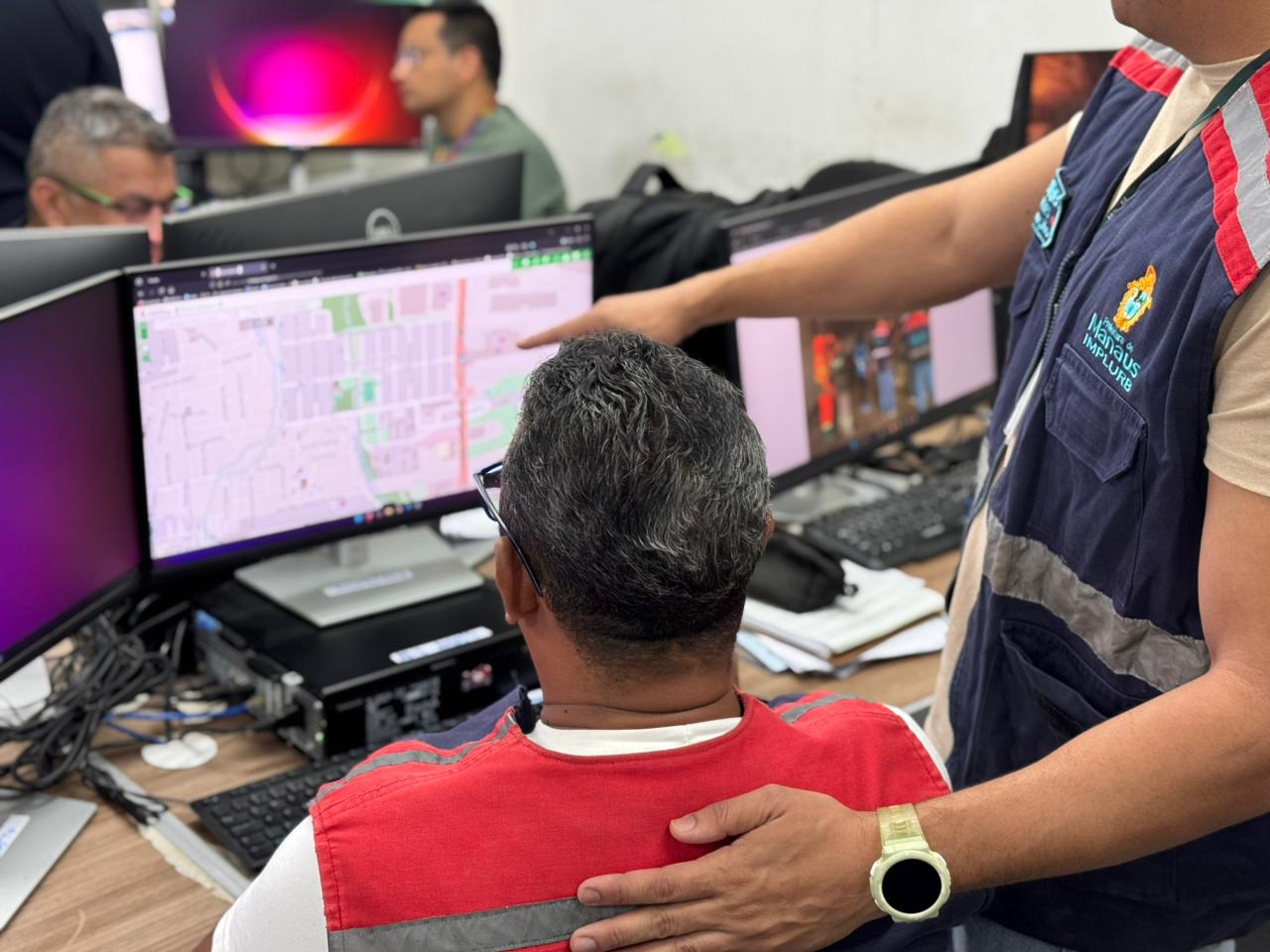 Da denúncia à fiscalização em rua, Prefeitura de Manaus usa fluxo técnico e leis para ordenamento urbanístico