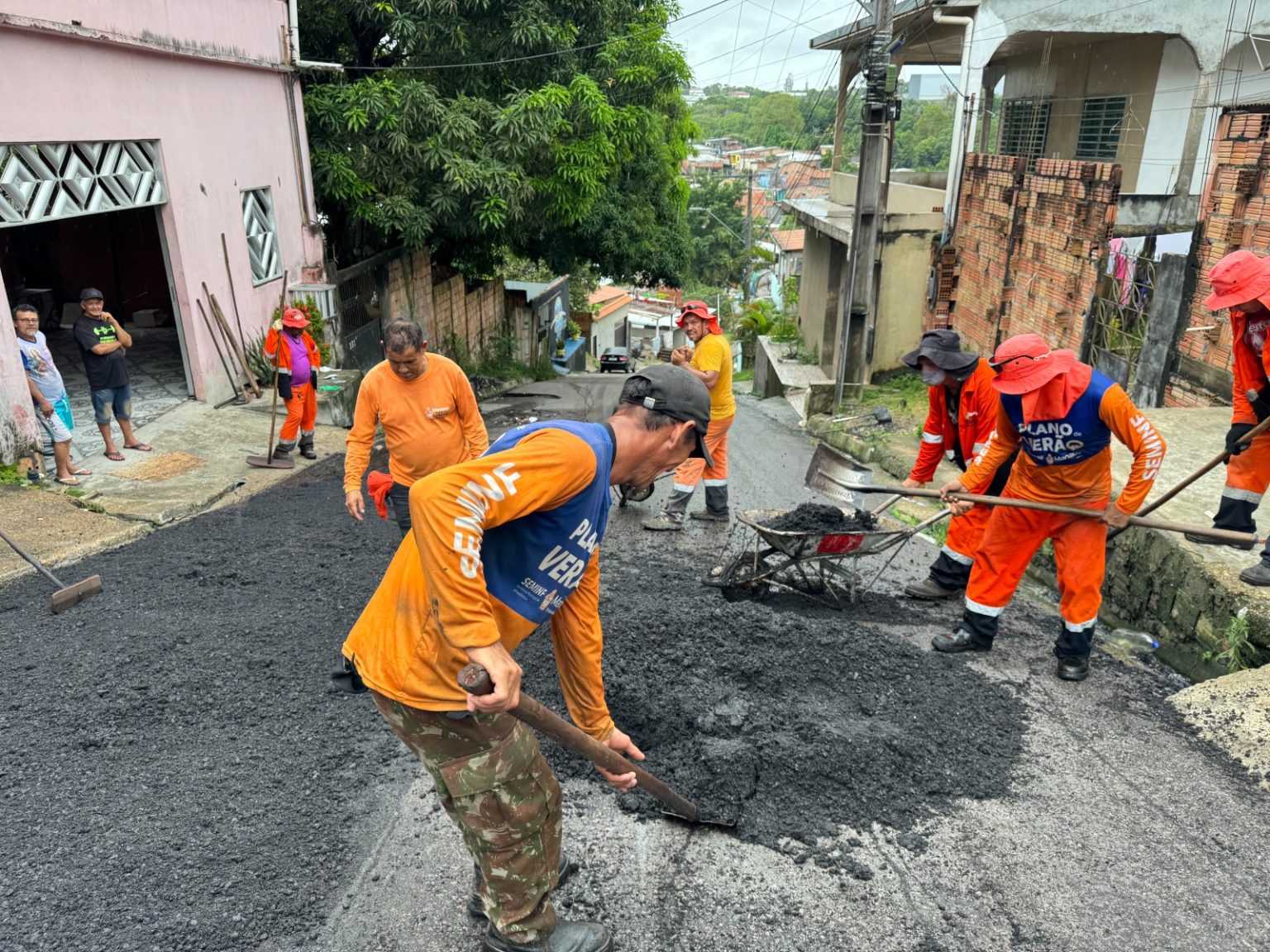 Prefeitura de Manaus transforma via na zona Leste com ação de recuperação asfáltica no bairro Grande Vitória