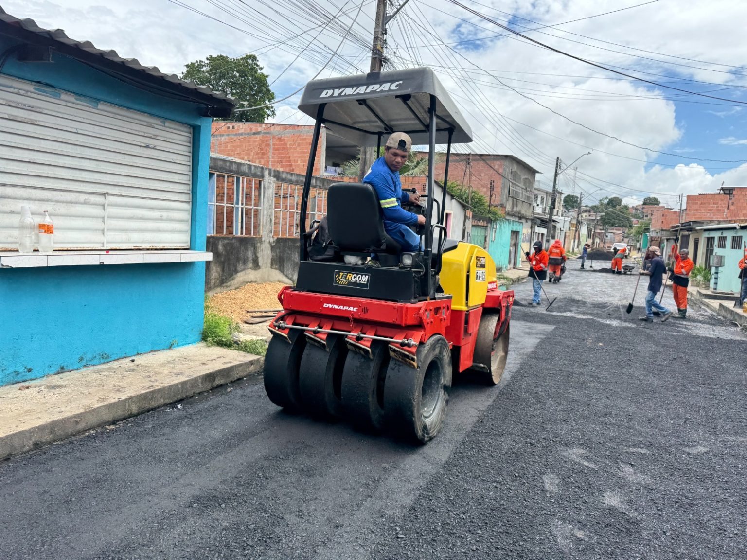 Prefeitura de Manaus executa serviço recapeamento viário no bairro Gilberto Mestrinho