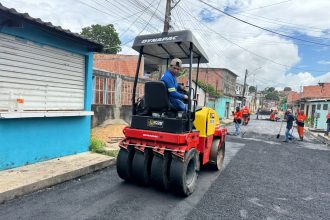 Prefeitura de Manaus executa serviço recapeamento viário no bairro Gilberto Mestrinho