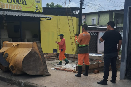 Prefeitura de Manaus faz demolição de construção irregular em logradouro público no São José