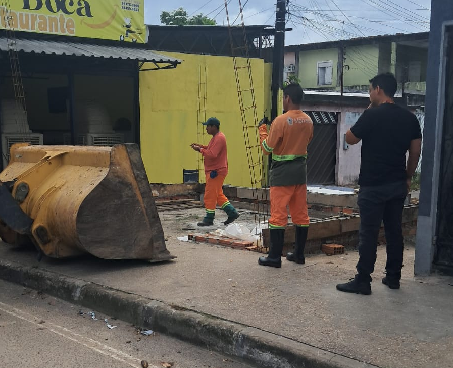 Prefeitura de Manaus faz demolição de construção irregular em logradouro público no São José