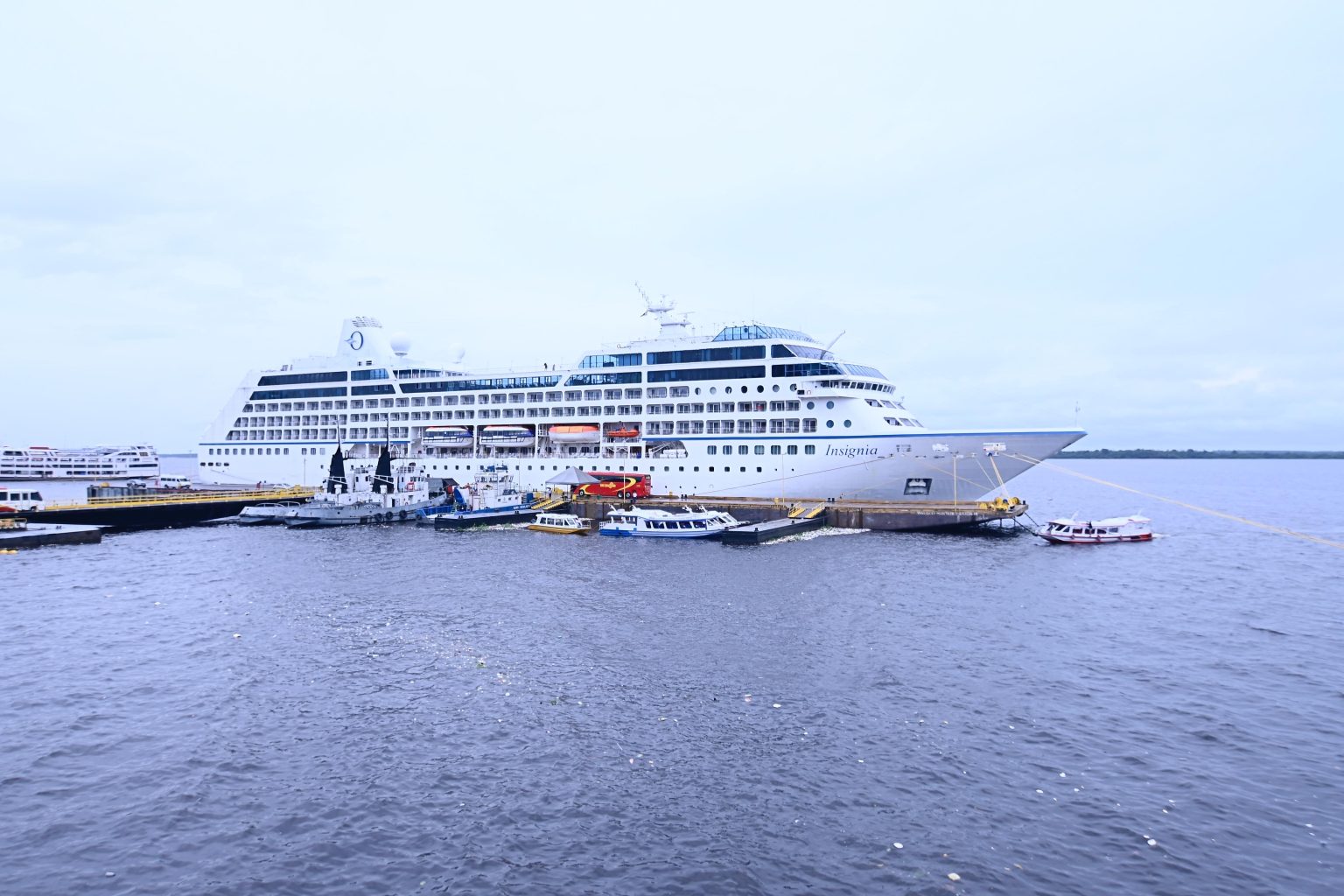 Navio MS Insignia atraca em Manaus
