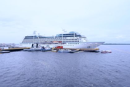 Navio MS Insignia atraca em Manaus e reforça a capital como destino do turismo internacional