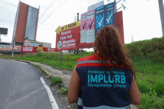 Prefeitura realiza demolição administrativa de três outdoors em área pública na avenida Governador José Lindoso