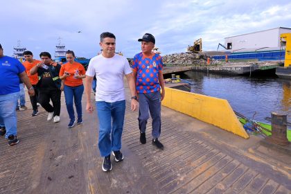 David Almeida lidera operação que retira 350 toneladas de lixo do rio Negro