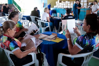 Prefeitura realiza Café Literário com entrega de kits de livros