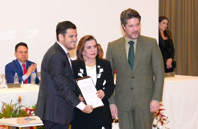 Prefeito em exercício assina termo de compromisso do programa inédito de educação do TCE-AM