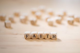 Guardados na Escuridão: A Luz da Fé Que Nunca Se Apaga