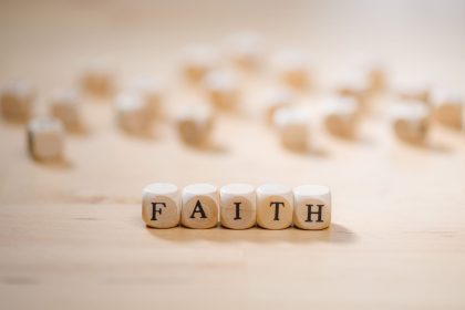 Guardados na Escuridão: A Luz da Fé Que Nunca Se Apaga