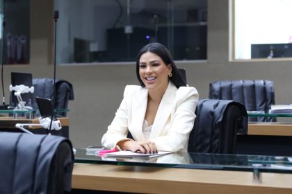 Aleam aprova projeto de Mayra Dias que garante matrícula de alunos com TEA na escola mais próxima