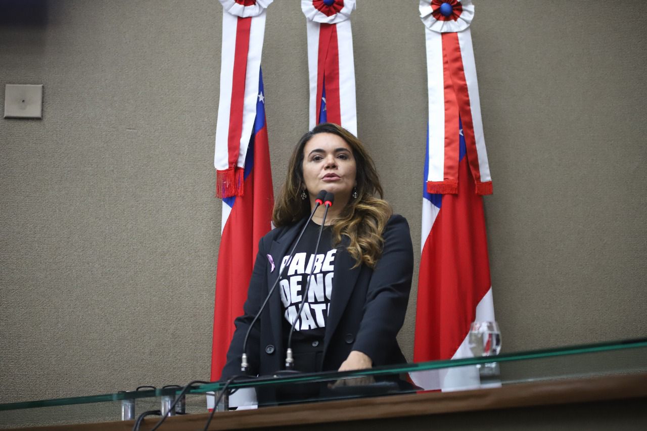 Alessandra Campelo protocola pacote de projetos para fortalecer prevenção à violência contra a mulher no Amazonas