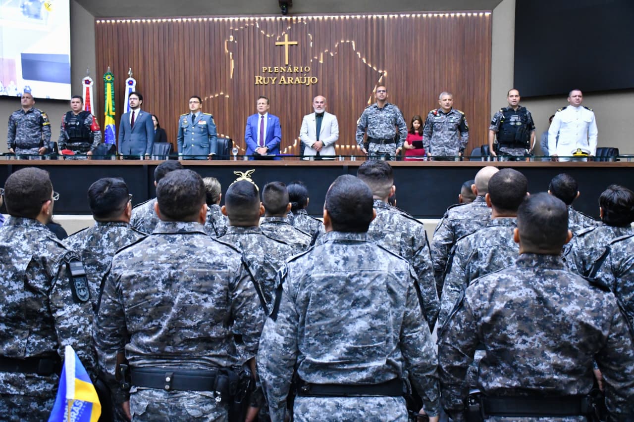 Cabo Maciel homenageia policiais peritos e técnicos explosivistas com Sessão Especial na Aleam