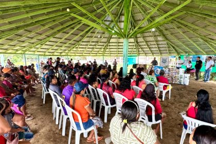 Comandante Dan entrega motores e cestas básicas, fruto de emendas, a pescadores no Careiro da Várzea