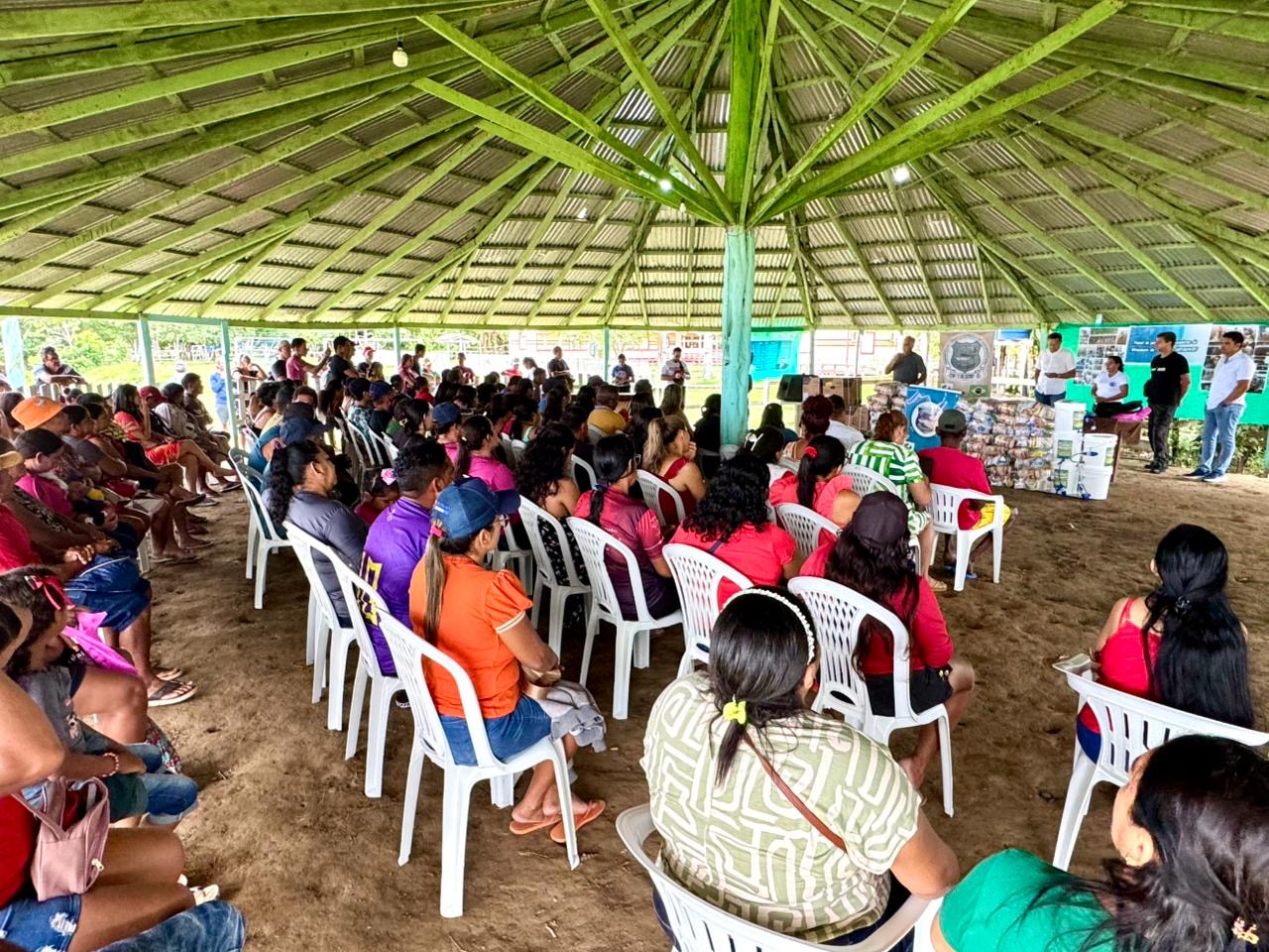 Comandante Dan entrega motores e cestas básicas, fruto de emendas, a pescadores no Careiro da Várzea