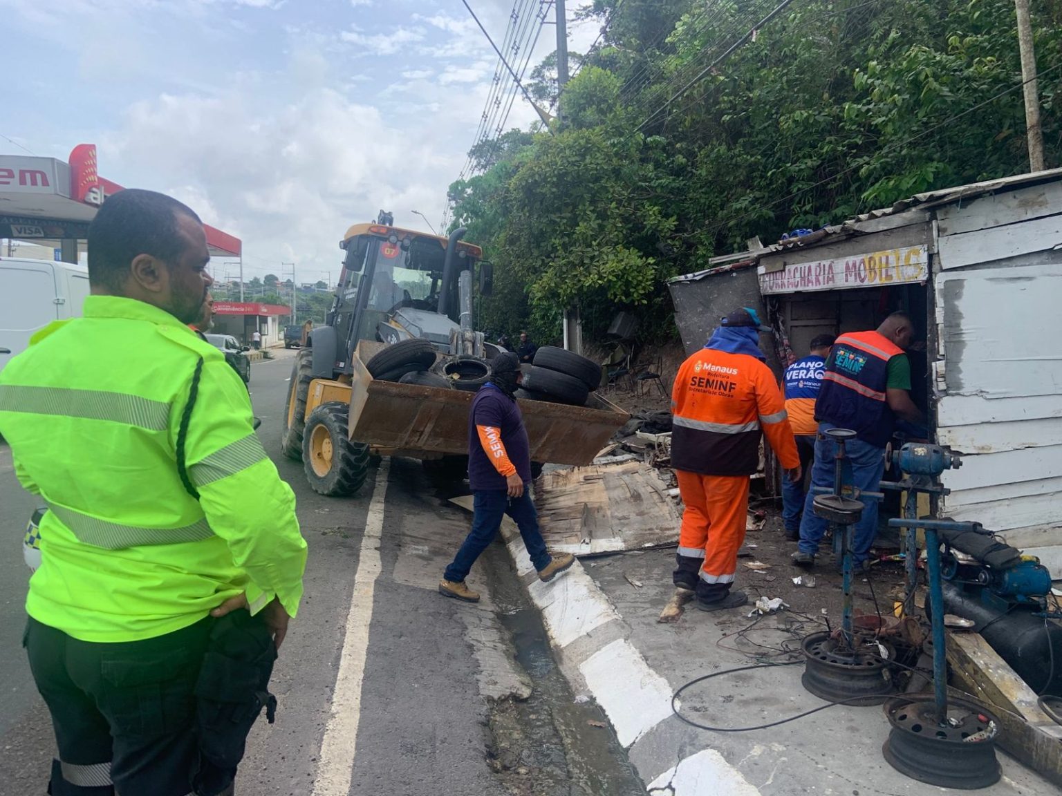 Demolição de borracharia na avenida Torquato Tapajós
