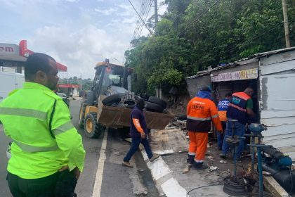 Demolição de borracharia na avenida Torquato Tapajós