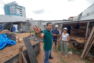 Deputado Delegado Péricles fiscaliza obras do telhado da Radioterapia da Fcecon e anuncia entrega para março