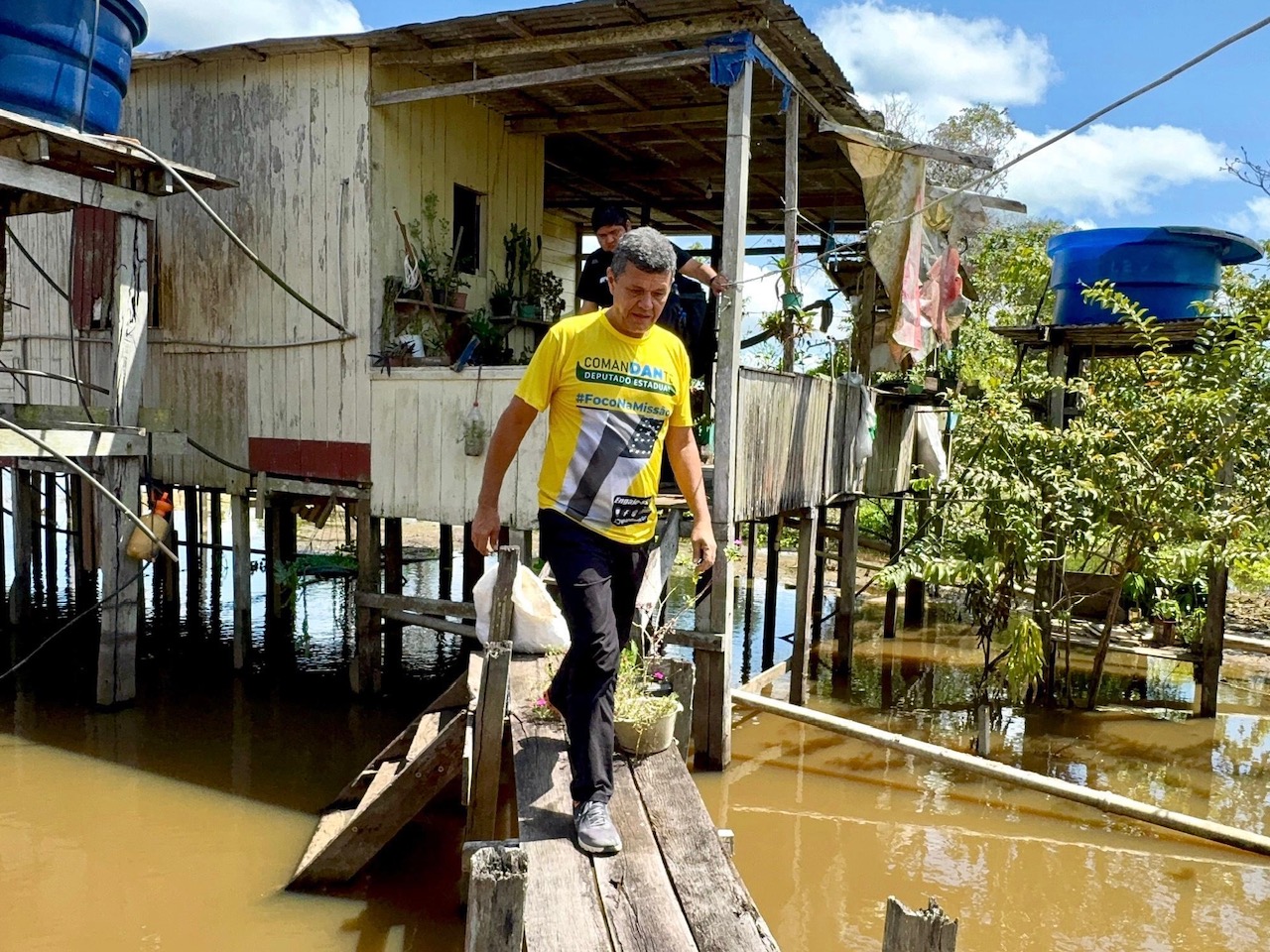Em Anori e Autazes, Comandante Dan entrega motores e cestas básicas a pescadores com recursos de emendas impositivas